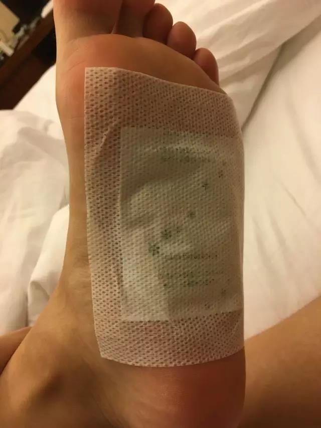 最后撕去上半部分的贴纸,就完全贴合了。(不要在意这只脚好嘛) 最后撕去上半部分的贴纸,就完全贴合了。(不要在意这只脚好嘛)
