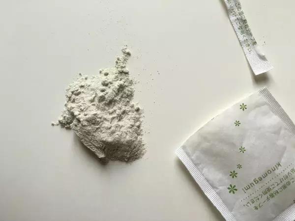 剪开一包足贴,把足贴粉末倒出来 剪开一包足贴,把足贴粉末倒出来。
