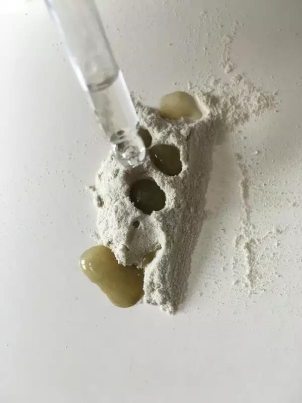 左边的足贴粉末滴上常温水,会发现粉末一接触到水就转变为墨绿色,逐渐加量。 左边的足贴粉末滴上常温水,会发现粉末一接触到水就转变为墨绿色,逐渐加量。
