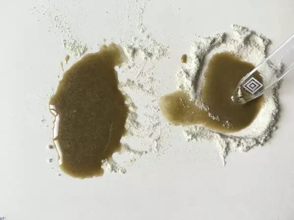 最后足贴粉末完全溶解,变为墨绿色液体,右边滴入少量热水,搅拌。 最后足贴粉末完全溶解,变为墨绿色液体,右边滴入少量热水,搅拌。