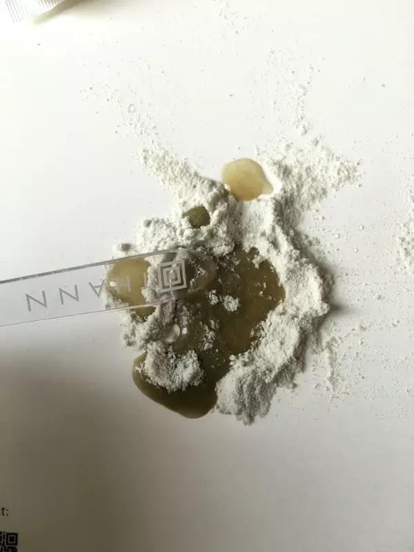 把右边的足贴粉末搅拌均匀。 把右边的足贴粉末搅拌均匀。