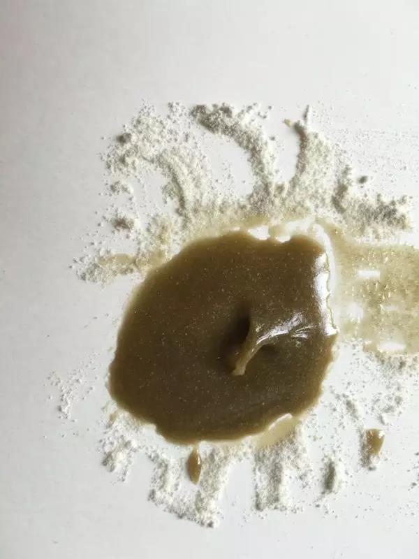 因为右边的足贴粉末加入水量比较少,最后变成了粘稠的糊状。 因为右边的足贴粉末加入水量比较少,最后变成了粘稠的糊状。