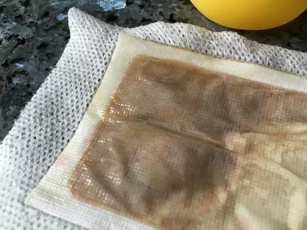 取了一贴早晨刚撕下来的足贴,可以看到湿润度颇高。 取了一贴早晨刚撕下来的足贴,可以看到湿润度颇高。