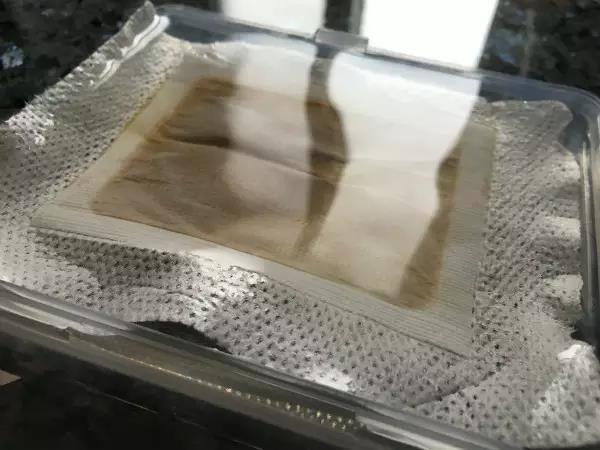 将使用后撕下的足贴完全其浸入水中,与水充分接触! 将使用后撕下的足贴完全其浸入水中,与水充分接触!