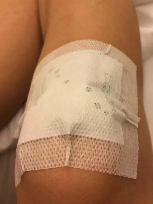 将足贴贴在膝盖上,睡眠时间8小时! 将足贴贴在膝盖上,睡眠时间8小时!