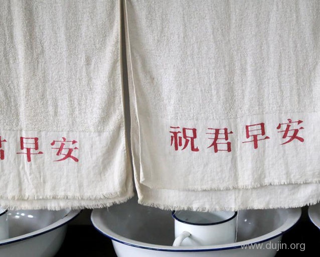 你的洗脸方式正确吗?为什么北方人用手洗脸,南方人却用毛巾? 位于广州市长洲岛的黄埔军校旧址,还原了当时学员使用的毛巾、洗脸盆、漱口杯。