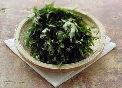 采用艾叶、苍术两者打粉,将其捻成药丸或条状,置于房中焚烧,可以达到净化空气、预防传染病之效。 采用艾叶、苍术两者打粉,将其捻成药丸或条状,置于房中焚烧,可以达到净化空气、预防传染病之效。