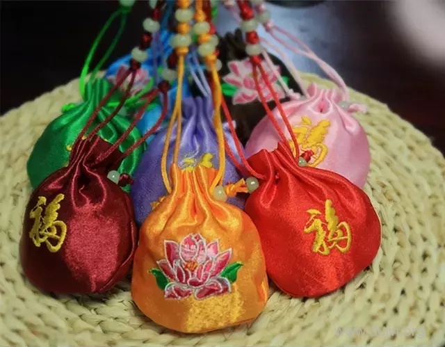 自古我国民间就有佩戴香囊的风俗和习惯。香囊是采用“熏治”疗法,使药气通过鼻直达肺部,肺朝百脉,开窍于鼻。 自古我国民间就有佩戴香囊的风俗和习惯。香囊是采用“熏治”疗法,使药气通过鼻直达肺部,肺朝百脉,开窍于鼻。