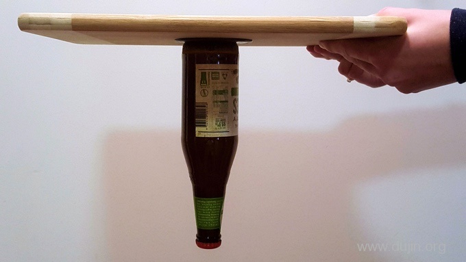 这是一瓶使用Fixate凝胶垫倒立啤酒! 这是一瓶使用Fixate凝胶垫倒立啤酒!