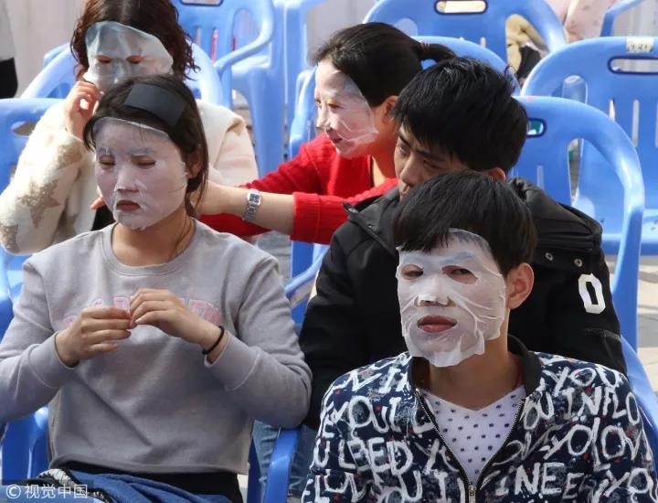 2016年3月6日,近千名市民在武汉柏林广场领取赠送面膜,其中不乏男士的身影。/视觉中国 2016年3月6日,近千名市民在武汉柏林广场领取赠送面膜,其中不乏男士的身影。/视觉中国