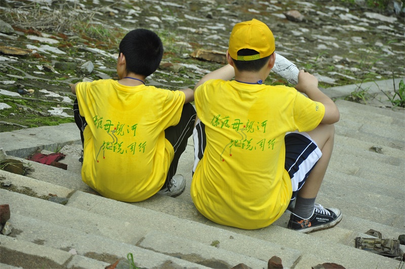 集聚萤火·与爱同行,2011徒步湘江毅行:小朋友们走累了在路边的石阶上休息 集聚萤火·与爱同行,2011徒步湘江毅行:小朋友们走累了在路边的石阶上休息
