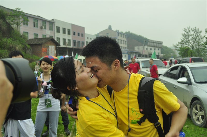 集聚萤火·与爱同行,2011徒步湘江毅行:M2队中的情侣生日,我们一起给他们庆生! 集聚萤火·与爱同行,2011徒步湘江毅行:M2队中的情侣生日,我们一起给他们庆生!