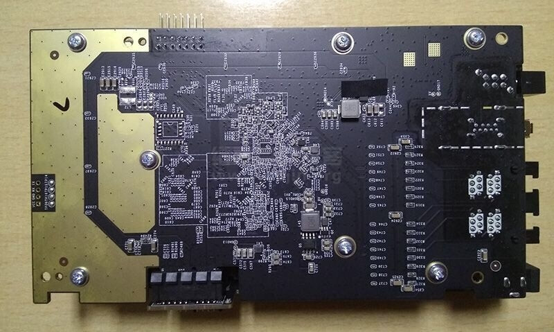 斐讯K3主板背面,可以看到是由2片主板插在底板上的,很像一块显卡。 斐讯K3主板背面,可以看到是由2片主板插在底板上的,很像一块显卡。